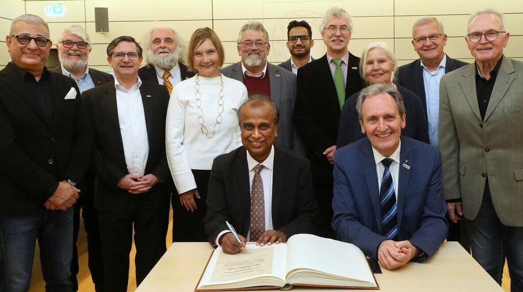 Jinsiy aloqa: Chol yosh ayolni sikishini onlayn tomosha qiling Ufalik 40 yoshli ayol yigitni jinsiy aloqaga taklif qilmoqda.