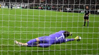 Wird zum Helden: Gregor Kobel im BVB-Tor