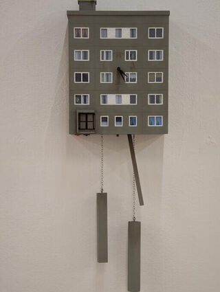 Kuckucksuhr von Guido Zimmermann: Wie leben wir eigentlich?