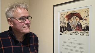 Künstler Xaver Mayer mit seinem Werk „Auf uns“.