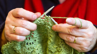 Die AWO in Plankstadt will Bedürftigen wieder Weihnachtspäckchen mit gestrickten Sachen schenken.