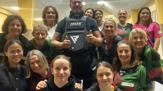 Die Teilnehmerinnen mit ihrem Trainer Marco Böhringen.