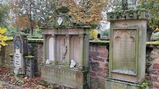 Links steht der Grabstein des Plankstadter Apothekers Oettinger.