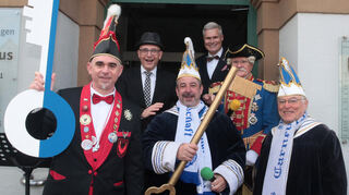 Viele Närrinnen und Narren sind 2023 zum Rathaussturm gekommen. Geschafft - die Schlüssel sind in Narrenhand. Archivbild: Lenhardt