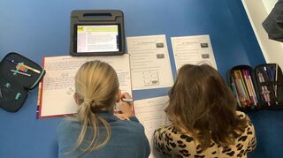 Mit dem iPad auf Entdeckungsreise: Schülerinnen recherchieren im Klexikon spannende Fakten über Wale.