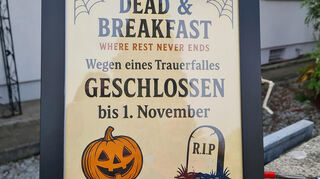 „Wegen eines Trauerfalls geschlossen bis 1. November“ steht auf einem Schild - das Motto dieses Jahres aufgegriffen.
