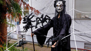 Menschen, die sich vor Spinnen und dunklen Gestalten gruseln, sollten hier wohl nicht allzulange verharren.