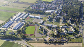 Die Kurpfalzkaserne der Bundeswehr, die 2016 geschlossen wurde, beherbergt derzeit eine Aufnahmeeinrichtung für Asylsuchende in den Wohnhäusern rechts im Bild.