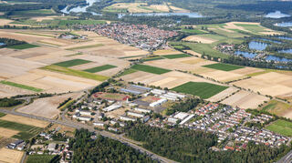 Hier ein Blick auf Speyer-Nord (r.) und die Kurpfalzkaserne. Im Hintergrund ist die Gemeinde Otterstadt zu sehen mit den Kies- und Badeseen ringsum.