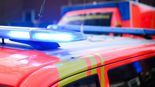 Nach dem Unfall auf der Speyerer Herbstmesse wurde die verletzte Frau in ein Krankenhaus gebracht. Ihr Schal hatte sich in einer drehbaren Säule verfangen.