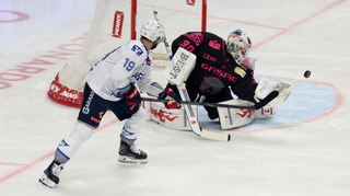 Adler-Stürmer Luke Esposito scheitert in dieser Szene an Berlins Torhüter Jake Hildebrand.