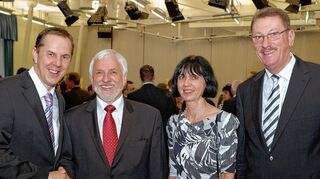<p>Volksbank-Urgestein geht in Ruhestand: Regionaldirektor Reiner Fillinger (2. v. l., mit Ehefrau Margot) wurde vom stellvertretenden Vorstandssprecher Dirk Borgartz (links) und Vorstandsmitglied Heinz Kuppinger verabschiedet.</p>