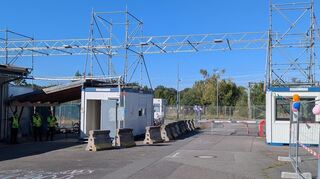 Die Pforte zur Erstaufnahmestelle Tompkins Barracks. Perspektivisch soll auf dem Gelände ein 17 Hektar großes Gewerbegebiet entstehen. Doch die Gespröche ruhen bis auf Weiteres. Der Bund will prüfen, ob Tompkins als Bundeswehrkaserne taugt.
