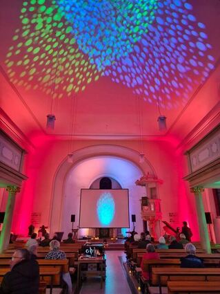 Die Stadtkirche Schwetzingen hat sich in ein Kino verwandelt.
