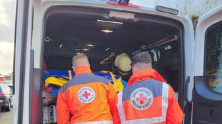 Die Sanitäter aus Plankstadt beladen ihren Wagen und bereiten sich für den Einsatz im Carl-Benz-Stadion vor.