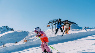 Spielerisch Skifahren lernen: Flachau bietet optimale Bedingungen für Einsteiger.