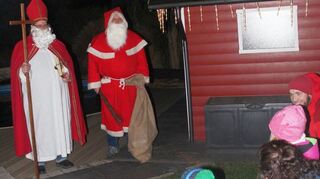 Nila und Joshua freuen sich zusammen mit ihren Eltern über den Besuch. Lieder und Gedichte kenne sie auch, die sie dem Nikolaus fröhlich vortragen.