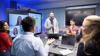 Beschäftigte von SAP bei einer hybriden Besprechung in Walldorf.