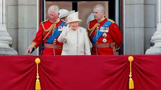 Damals war er noch Herzog von York: Andrew (rechts) mit seiner inzwischen verstorbenen Mutter, der Königin Elizabeth II., und seinem Bruder Charles. (Archivbild)