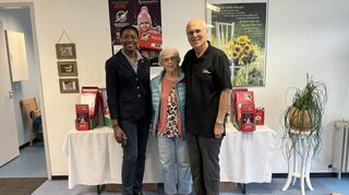 Melanie Bailey-Treiber (v. l.) wird in die Aktion Weihnachten im Schuhkarton von Lilo und Werner Bühler eingeführt.