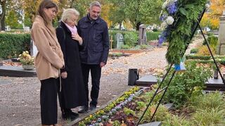 Bei der Kranzniederlegung waren Bürgermeisterin Lisa Schlüter (v. l.), Heidrun Halbaur und Stadtarchivar Joachim Kresin anwesend.