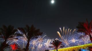 Für die Eröffnung gibt es eine große Musik- und Lichtshow und Feuerwerk.