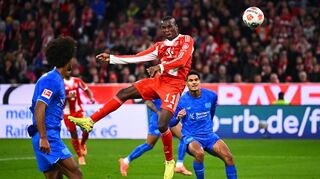 Loïc Badé (l) schaute erst beim Kopfball von Nicolas Jackson zu, traf später ins eigene Tor.
