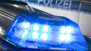 Polizei-Einsatz in Dossenheim: Auto prallt mit Eisenbahnwagen-Skulptur zusammen (Symbolbild).
