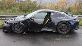 Schwer beschädigter Porsche nach Unfall auf der A61 bei Hockenheim.