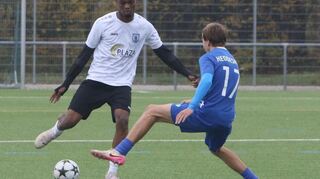 Der Heddesheimer Lucas König (r.) fährt Merwed Nkolo in die Parade am Ende,stand es 1:1
