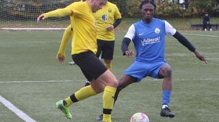 Der Ketscher Yannick Schmelzer (l.) schlägt den Ball vor Dennis Amankova weg,verliert aber am Ende mit seiner Mannschaft 0:1.