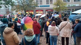 Trotz Regens versammelten sich 200 Bürger am Geschirrpätzel.