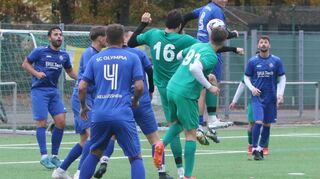 Hochbetrieb im Oftersheimer Strafraum – am Ende siegte Neulußheim II mit 3:1.