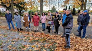 Bürger, Freie Wähler und Bürgermeisterin Lisa Schlüter auf dem Friedhof in Schwetzingen.