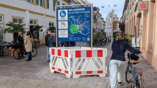 Das neue Schild am Eingang der Fußgängerzone in Schwetzingen fasst alle wichtigen Informationen zusammen.
