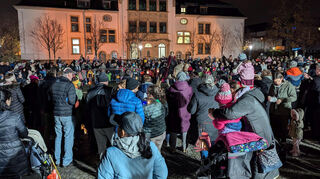 Vor der Kulisse der Pestalozzi-Schule findet der von der Kolpingsfamilie organisierte Martinszug mit dem Martinsspiel seinen abschließenden Höhepunkt.