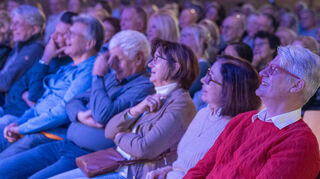 Der Präsident des Lions Club Hockenheim, Jochen Straub (r.), freut sich über die ausverkaufte Rolf-Heidemann-Halle und vor allem über Marco Rimas Gags.