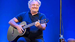 Ein Musikstück in Mandarin: Der Schweizer Marco Rima überzeugt auch an der Gitarre.