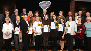 Sangesfreudige Geehrte freuen sich im Rose-Saal.