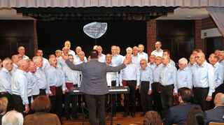 Musikalisch gestaltet wurde die Feier vom Sängerbund Liederkranz Oftersheim und dem MGV Sängerbund Liedertafel Plankstadt unter der Leitung von Thomas Kästner.