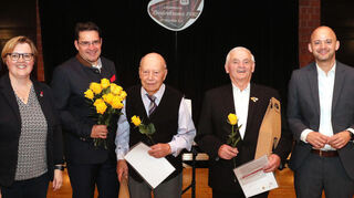 Genossen gemeinsam den Abend: Daniela Hertenstein (v. l.), Bürgermeister Stefan Weisbrod, Dieter Heiler (Sängerbund Reilingen), Werner Christ (MGV Eintracht Hockenheim, beide Ehrung für 70 Jahre) und Bürgermeister Pascal Seidel.