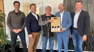 Freuen sich für den frischgebackenen Rentner: Personalamtsleiter Thomas Lorenz, Sachgebietsleiter Guido Hillengaß, gute Seele der Friedrich-Ebert-Grundschule Helmut Heil, Bürgermeister Pascal Seidel mit Präsent und Hauptamtsleiter Jens Volpp.