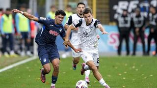 Diego Michel (rechts) im Duell mit Hoffenheims Ayoube Amaimouni.