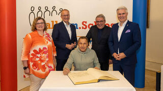 Richy Müller trägt sich ins goldene Buch ein (v.l.): Martina Braun, Geschäftsführerin Stadtwerke Schwetzingen, Till Meßmer, Vorstandssprecher VR Bank Kur- und Rheinpfalz, Schauspieler Richy Müller, Jürgen Gruler, Chefredakteur „Schwetzinger Zeitung“, Matthias Steffan, Oberbürgermeister Stadt Schwetzingen.