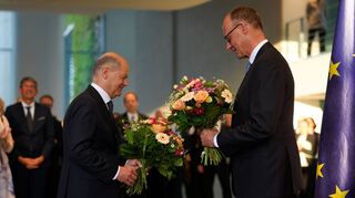 Das Kanzleramt hat SPD-Mann Scholz an seinen CDU-Nachfolger Merz übergeben - einfacher Abgeordneter bleibt er. (Archivbild)