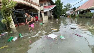 Besonders östliche und zentrale Regionen des Inselstaates sind betroffen.