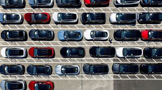 Tesla-Fahrzeuge stehen auf einem Firmengelände in Kalifornien. (Archivbild)