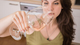 Vor dem Verkosten wird das Glas geschwenkt, so vergrößert sich die Oberfläche des Weines und Aromenpartikel gelangen in die Luft. Dadurch riechen und schmecken wir intensiver.