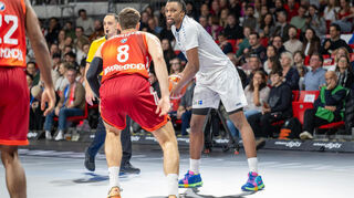 Leon Kratzer (FC Bayern Basketball) im Zweikampf mit Osun Osunniyi (MLP Academics Heidelberg.