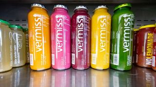 «Vermisst» steht groß auf den Smoothie-Flaschen von True Fruits - auf der Rückseite wird mit Fotos nach zwei seit Jahren vermissten Personen gesucht.